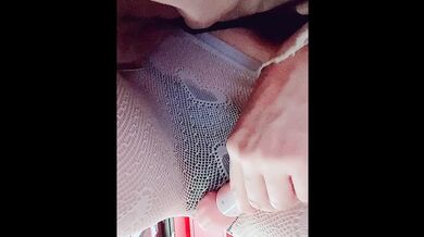 ヒトカラでヒトエチオナニーカラオケで露出してマンコの中に生中出しされるのを妄想しながらクリを弄って逝く