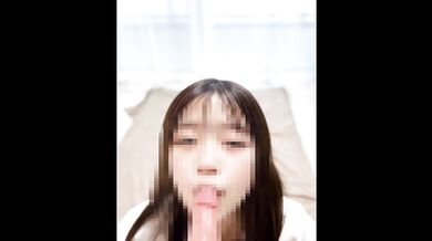 [Amateur blowjob] A female college student gal practices blowjob alone in her room