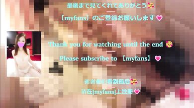 A big ass metamorphosis M woman who is fingered while standing and makes her crotch squishy