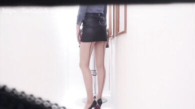 Pantyhose and crotch up are erotic by changing the career woman of pantyhose legs