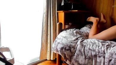 [Voyeur style] A Japanese woman lies naked on the bed, scratching her butt and farting.