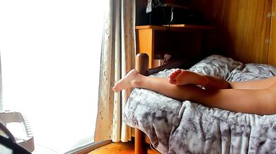 [Voyeur style] A Japanese woman lies naked on the bed, scratching her butt and farting.