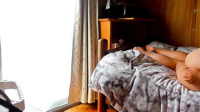 [Voyeur style] A Japanese woman lies naked on the bed, scratching her butt and farting.