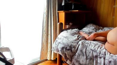 [Voyeur style] A Japanese woman lies naked on the bed, scratching her butt and farting.