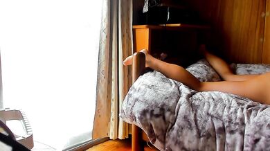 [Voyeur style] A Japanese woman lies naked on the bed, scratching her butt and farting.