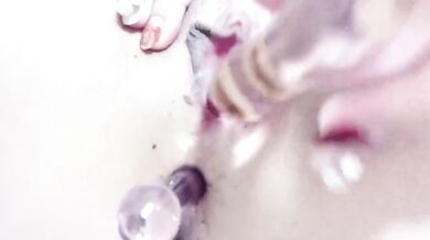 【おまんこアナル２穴責め】ヒクヒクケツ穴にディルドをブチ込みながらまんこをくぱぁしてディルドを抜き差しオナニー大好き変態女子素人自撮り変態痴女