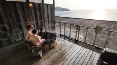 Creampie sex at a hotel with a private open -air bath with a good view [Travel]
