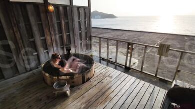 Creampie sex at a hotel with a private open -air bath with a good view [Travel]