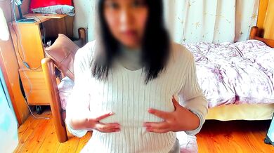 シースルートップス越しのチクニーが大好きな巨乳日本人女性。