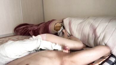 She gets horny when she wakes up, seduces her boyfriend and gives him an erection with a handjob.