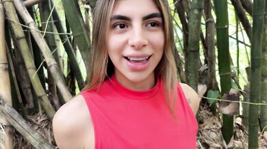 Le doy TODA mi LECHE a una DESCONOCIDA en el bosque