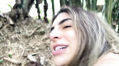 Le doy TODA mi LECHE a una DESCONOCIDA en el bosque