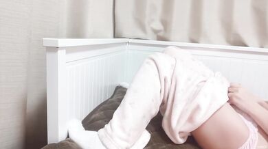 [In pajamas...] When I masturbated while lying down, it felt so good that I was jerking and cumming.