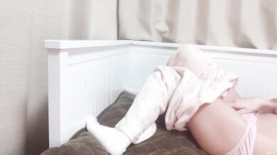 [In pajamas...] When I masturbated while lying down, it felt so good that I was jerking and cumming.