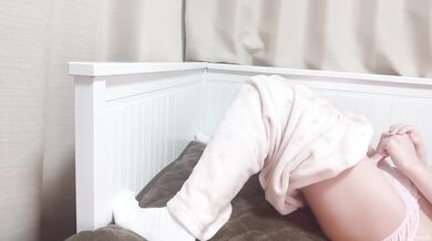 [In pajamas...] When I masturbated while lying down, it felt so good that I was jerking and cumming.
