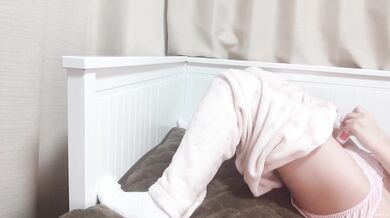 [In pajamas...] When I masturbated while lying down, it felt so good that I was jerking and cumming.