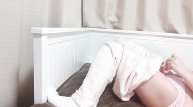 [In pajamas...] When I masturbated while lying down, it felt so good that I was jerking and cumming.