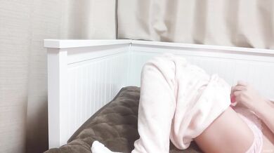 [In pajamas...] When I masturbated while lying down, it felt so good that I was jerking and cumming.