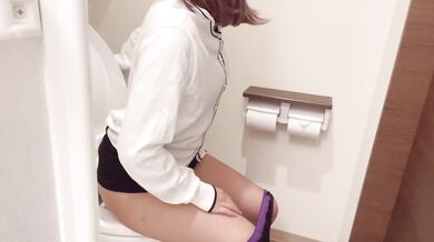 【個人撮影】ホテルの共用トイレでクチュクチュしながらオナニー盗撮／素人／個人撮影／ japanese toilet