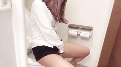 【個人撮影】ホテルの共用トイレでクチュクチュしながらオナニー盗撮／素人／個人撮影／ japanese toilet