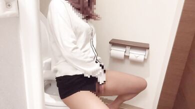 【個人撮影】ホテルの共用トイレでクチュクチュしながらオナニー盗撮／素人／個人撮影／ japanese toilet