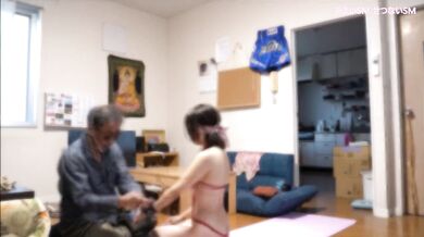 將自己的身體獻給統治者的行為是短暫而令人心碎的。 作為一個自虐狂，正是M女帶著自虐的快感讓自己的身體核心火熱起來。我想告訴人們，SM是甜的，是痛的，也是美好的。【あまいSM せつないSM】
