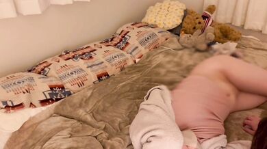 看護師が吸うオモチャ使ってみたムラムラが止まらず中出しセックス素人カップル/パイパン/美少女/看護師/中出し/個人撮影/ハメ撮り/スマホ