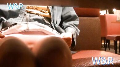 【個人撮影】普段真面目な彼女が店内で周りの目をきにしながらドキドキ露出A serious girlfriend exposes her boobs in the restaurant