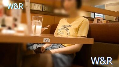 【個人撮影】普段真面目な彼女が店内で周りの目をきにしながらドキドキ露出A serious girlfriend exposes her boobs in the restaurant