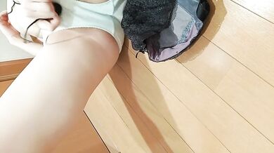 Virgin office lady on her way home from work hides from her family and masturbates in the hallway