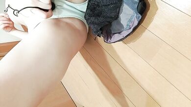 Virgin office lady on her way home from work hides from her family and masturbates in the hallway