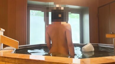 個室温泉で興奮してビンビン乳首に尻の穴まで見せた変態女