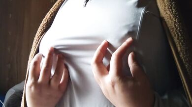 寒い中で乳首と鳥肌を立てながらチクニー服越しでも乳首と乳輪のシルエットがくっきり丸見え