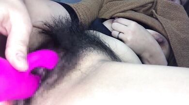 [素人自撮]1回イッたヌルヌルでもう1回バイブをじっくり、そのあと乳首を触ると気持ちよすぎて我慢できなくなっちゃう。剛毛とパイパンどっちが好き？コメントで教えてください。