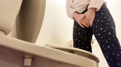 トイレまで来たのにパジャマの紐が硬くて取れなくてそのままお漏らし
