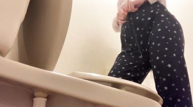 トイレまで来たのにパジャマの紐が硬くて取れなくてそのままお漏らし