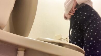 トイレまで来たのにパジャマの紐が硬くて取れなくてそのままお漏らし