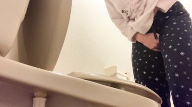 トイレまで来たのにパジャマの紐が硬くて取れなくてそのままお漏らし