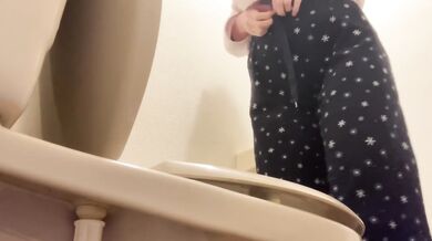 トイレまで来たのにパジャマの紐が硬くて取れなくてそのままお漏らし