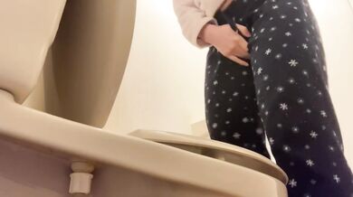 トイレまで来たのにパジャマの紐が硬くて取れなくてそのままお漏らし