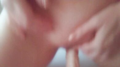 吸着ビラまんで包み込む　騎乗位でハメ撮りしたい人妻のディルドオナニー　She wanted to squeeze her lips around something firm