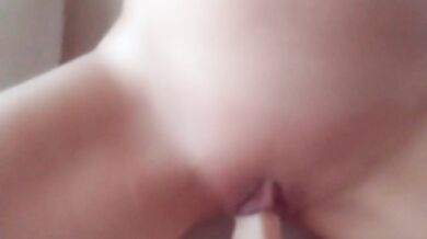 吸着ビラまんで包み込む　騎乗位でハメ撮りしたい人妻のディルドオナニー　She wanted to squeeze her lips around something firm