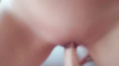 吸着ビラまんで包み込む　騎乗位でハメ撮りしたい人妻のディルドオナニー　She wanted to squeeze her lips around something firm