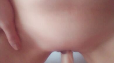 吸着ビラまんで包み込む　騎乗位でハメ撮りしたい人妻のディルドオナニー　She wanted to squeeze her lips around something firm
