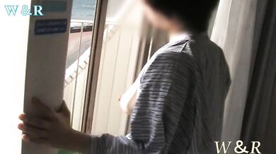 個人撮影ホテルのバルコニーで管理作業をしてる人が居るのに全裸オナニー、その後興奮した彼女がベッドで枕オナニー,最後におちんちん入れてーと生声入りMasturbation on the balcony