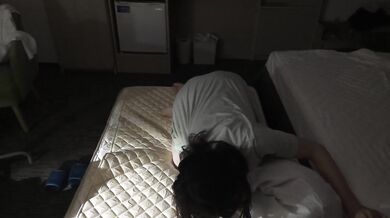 Silent sex is performed by stifling the moaning so that the person next to you does not notice.