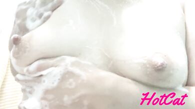 Today's shower scene Bigtit washing pussy foam cleaning and pussy tricks water splash pussy!