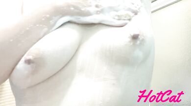 Today's shower scene Bigtit washing pussy foam cleaning and pussy tricks water splash pussy!