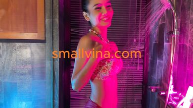 Naughty Amateur Teen Performs Her Dance On Bathroom Scene