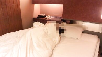 【リアルカップル】彼女は彼氏の手マンで気持ちよくなりすぎて、下品に股を広げながら感じまくります